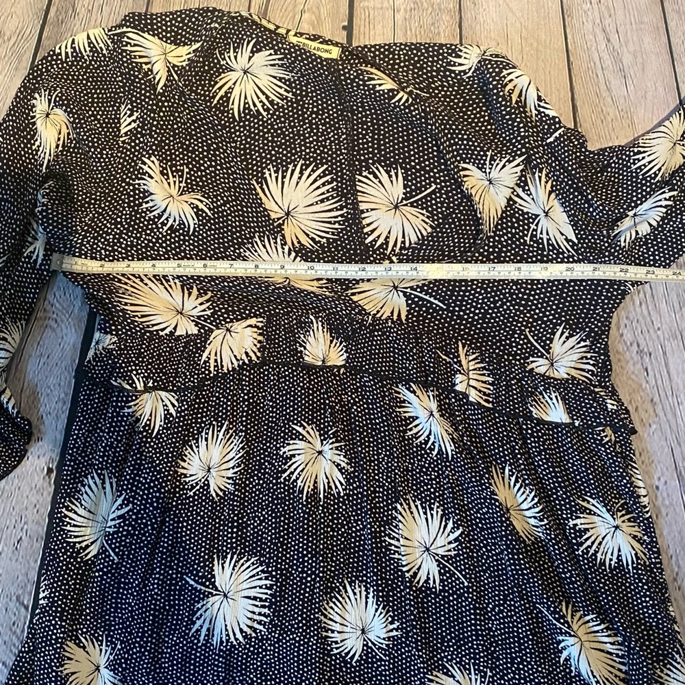 Like New- Billabong Flowy Black & White Lightweight Top Tunic Size Large - Picture 5 of 6